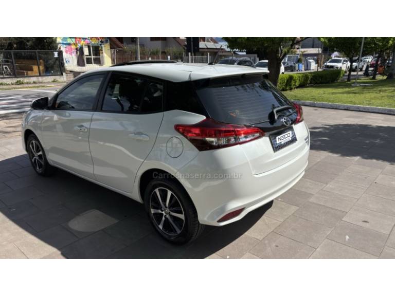 TOYOTA - YARIS - 2021/2021 - Branca - R$ 94.950,00