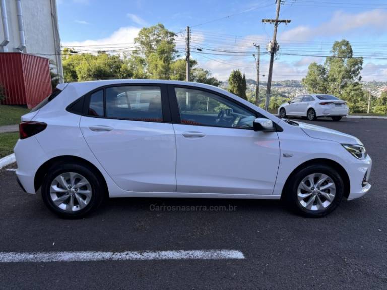 CHEVROLET - ONIX - 2023/2023 - Branca - R$ 71.950,00