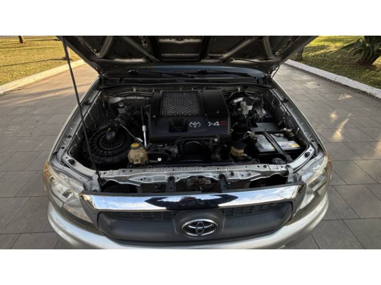 TOYOTA - HILUX - 2006/2006 - Prata - R$ 99.950,00