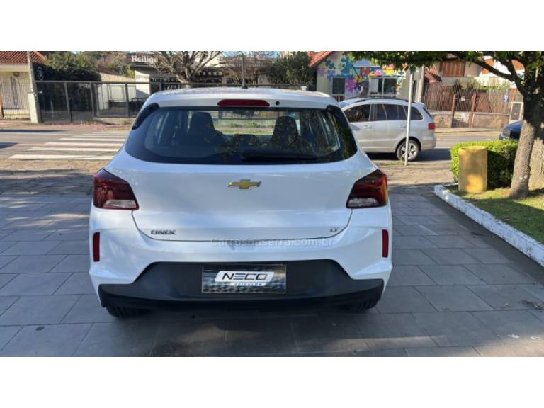 CHEVROLET - ONIX - 2023/2023 - Branca - R$ 69.950,00