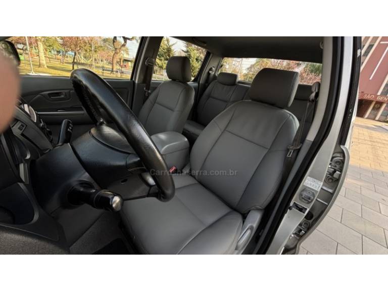 TOYOTA - HILUX - 2006/2006 - Prata - R$ 99.950,00