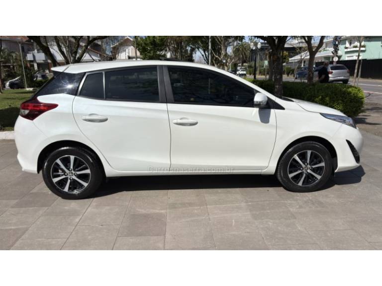 TOYOTA - YARIS - 2021/2021 - Branca - R$ 94.950,00