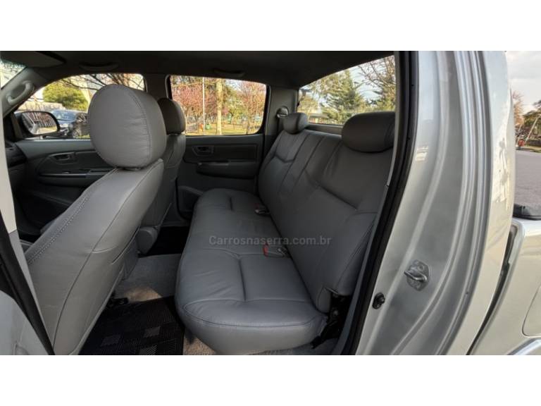 TOYOTA - HILUX - 2006/2006 - Prata - R$ 99.950,00
