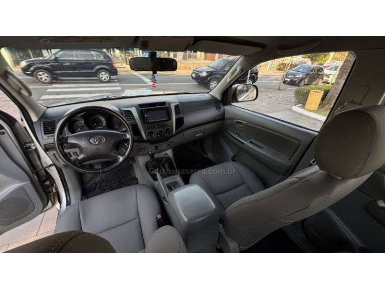 TOYOTA - HILUX - 2006/2006 - Prata - R$ 99.950,00