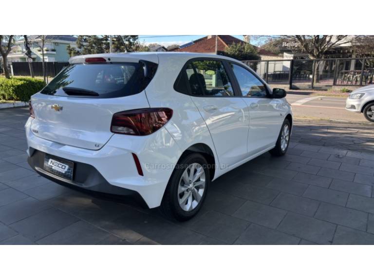 CHEVROLET - ONIX - 2023/2023 - Branca - R$ 69.950,00