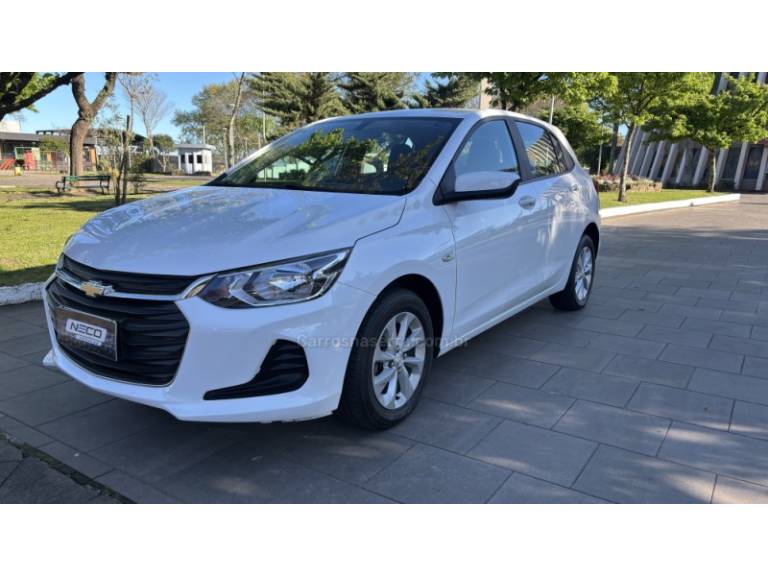 CHEVROLET - ONIX - 2023/2023 - Branca - R$ 69.950,00